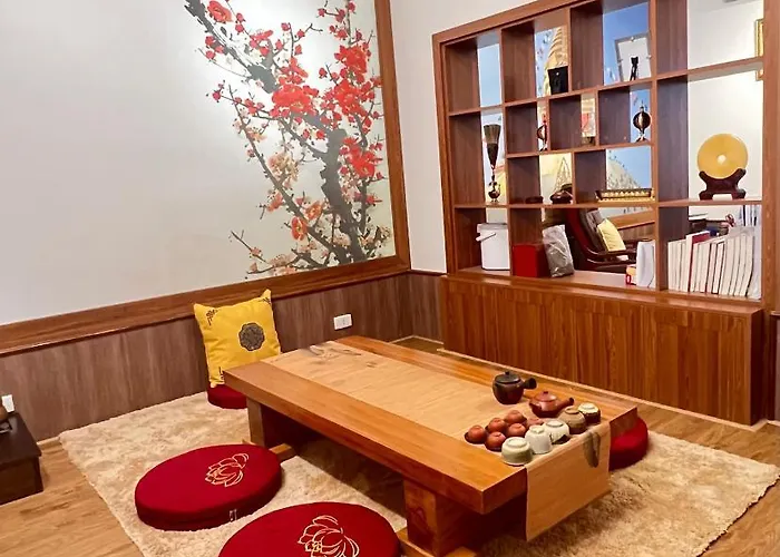Samatha Bai Chay, Khách sạn
