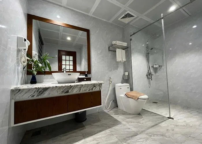 Samatha Bai Chay, Hotel Hạ Long